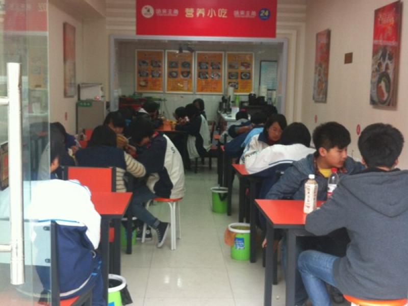 味來主角瓦罐快餐店內展示圖