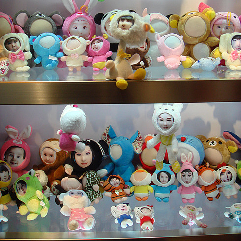 百變魔法秀玩偶店內排列形象