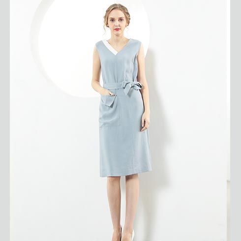 佰莉衣櫥女裝-V領純色連衣裙